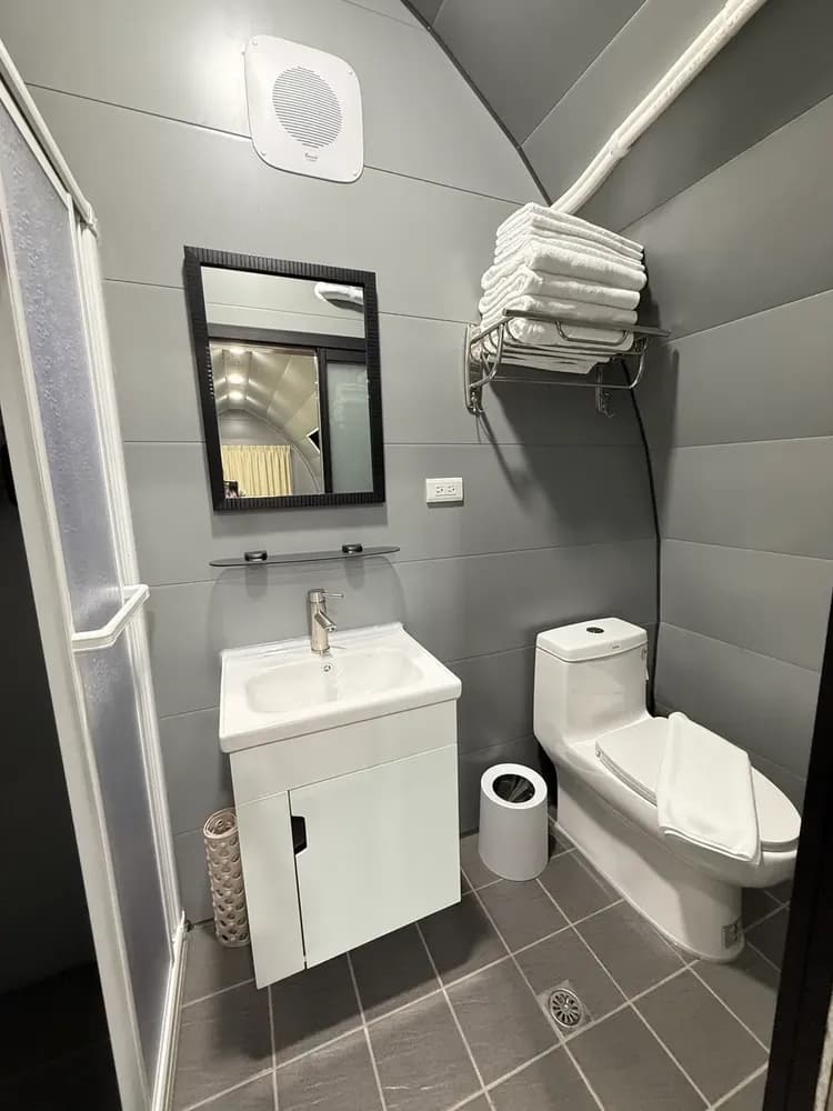 每間房型皆設有獨立衛浴，採乾濕分離設計，空間清潔明亮，讓旅客入住更安心、更舒適。