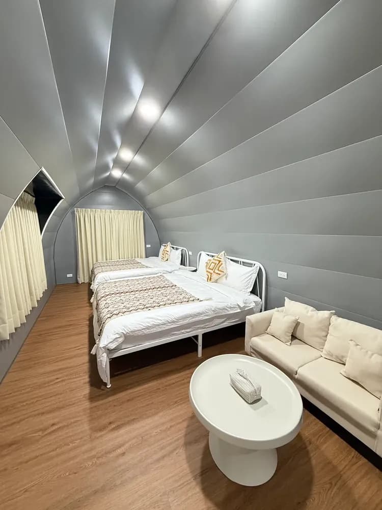 奶油風渡假小屋  以溫柔奶油色系與圓弧線條打造的療癒空間，適合喜愛簡約溫暖風格的旅人，無論情侶或家庭入住皆宜。