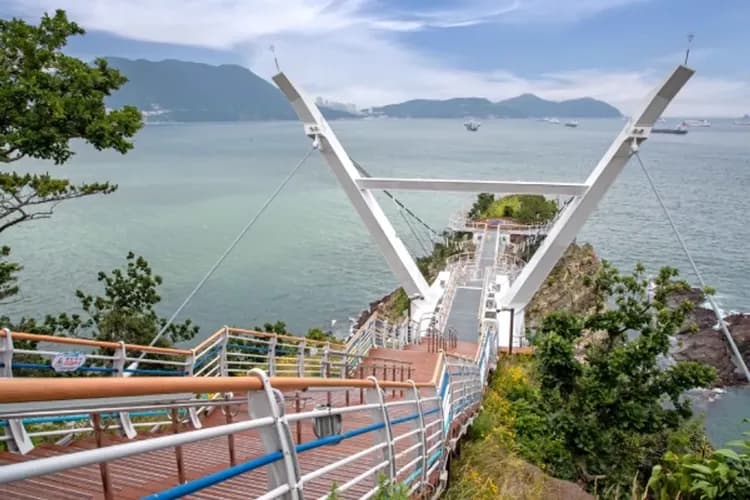韓冬滑雪｜釜山｜人氣滑雪.鮮採草莓.天空膠囊列車.精彩斜坡滑車.海上纜車.海景汗蒸幕5日(彩妝)