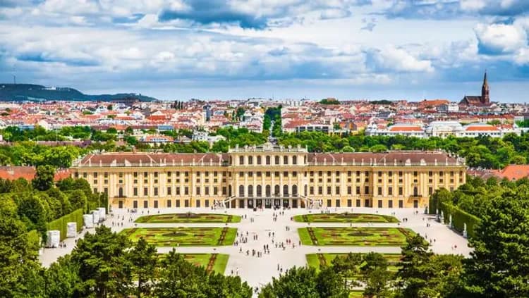 維也納熊布朗宮又稱美泉宮，為奧匈帝國哈布斯王朝夏宮