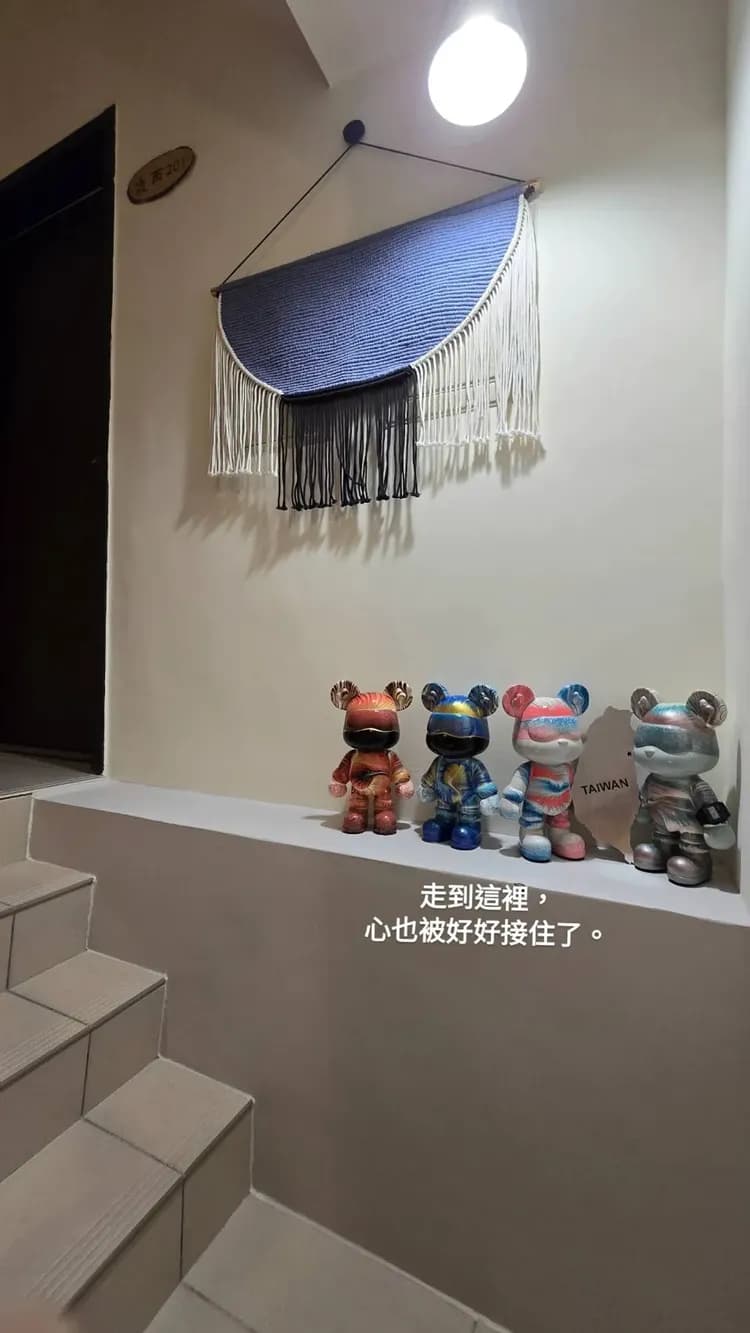 一樓通往二樓的迎賓轉角｜小小迎賓熊靜靜守候，迎接每一位來到 KUNBA 的旅人。走到這裡，心也被好好接住了。