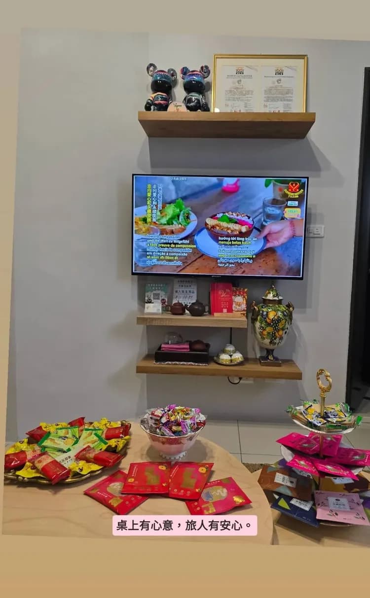 一樓交誼廳｜桌上準備小餅乾與茶包，讓旅人回到民宿後可以坐一會兒、喝杯茶，慢慢放鬆。