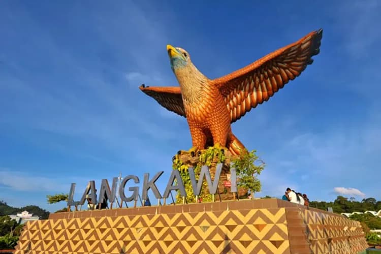 【嗨玩蘭卡威、早鳥減1000】東方村纜車、三離島跳島遊、喬治城魔鏡、三輪車遊古城五日-6