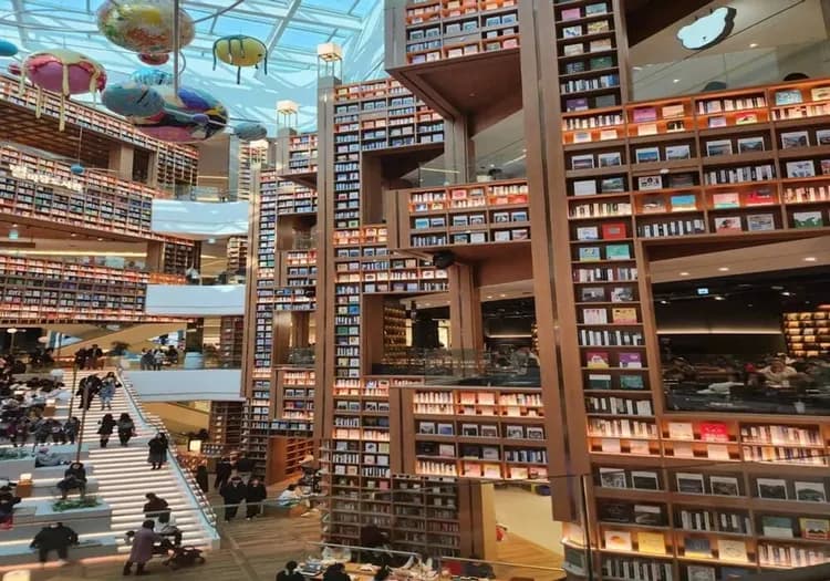 過年折3,000｜首爾｜全程入住明洞索拉格飯店.新春團圓宴.人氣滑雪.愛寶樂天雙樂園.穿韓服遊景褔宮(二站購物)五日