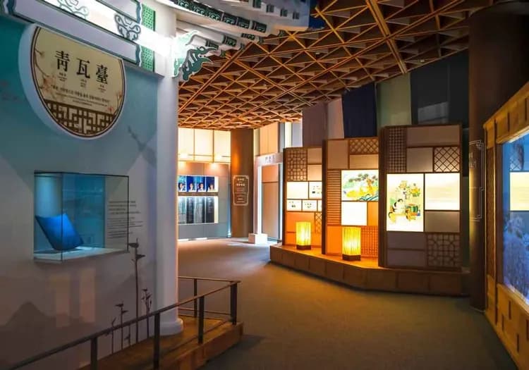 過年折3,000｜首爾｜全程入住明洞索拉格飯店.新春團圓宴.人氣滑雪.愛寶樂天雙樂園.穿韓服遊景褔宮(二站購物)五日