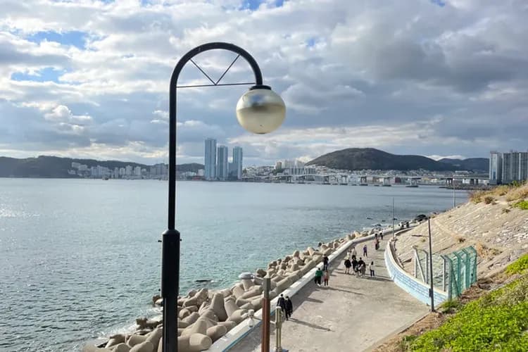 歡慶復航｜釜山三大主題｜樂天探索樂園．伽耶主題塗鴉秀．刺激精彩滑車．天空膠囊列車．漫步海岸路(一站彩妝)五日｜高雄