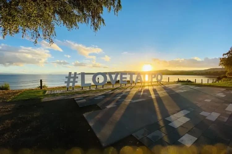 探索紐西蘭北島～哈比屯天空塔、羅吐魯阿纜車、陶波湖毛利村、懷托摩螢火蟲洞10日