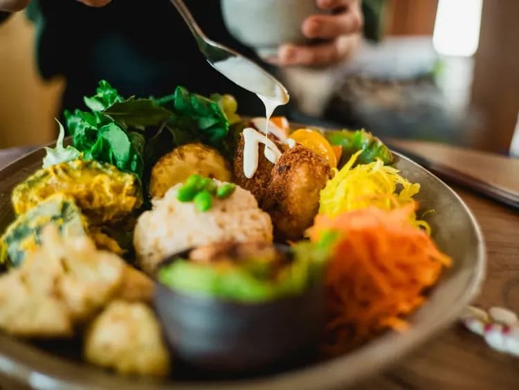 【竹富島深度文化遊】跟著在地嚮導漫步傳統聚落＆品嚐特色「命草」純素料理-7