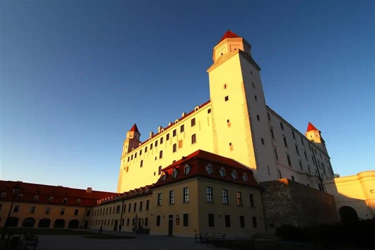 奧捷斯匈|國王湖遊船.四國首都.維也納.布拉格.布達佩斯.庫倫洛夫.哈修塔特湖區(餐全包)10日-6