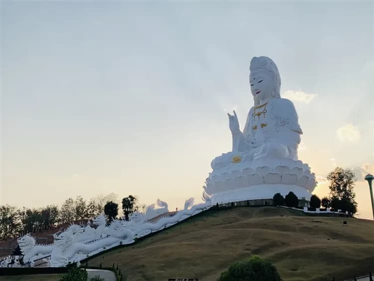 旅展優惠│清邁│清萊│黑白藍廟,青青草原,森林藝術村,瓦洛洛市集,尼曼商圈,海鮮吃到飽5日-10