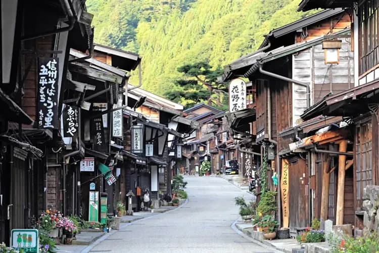 輕奢行｜北陸雪月花包車｜冬戀樹冰雪見遊船．夢幻合掌屋．微醺品酒．雨晴海岸．飛驒牛螃蟹美饌｜雙溫泉6日