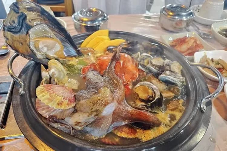 【春月】活章魚海鮮火鍋(鮑魚.螃蟹.各式貝類.蝦)+烤魚+煎餅+炒年糕。-風味餐食