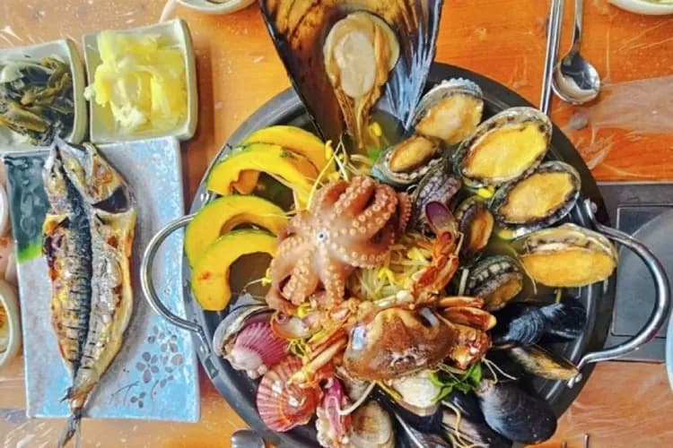 【春月】澎派海鮮鍋(章魚.花蟹.貝類.蝦)+烤魚+煎餅+炒年糕-風味餐食