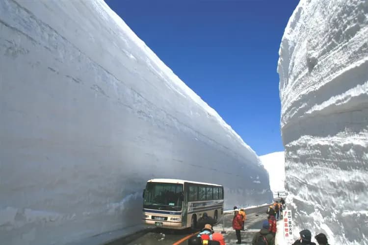 連休北陸雪壁～立山黑部、合掌村兼六園、溫泉上高地、雅之宿加賀百萬石五日
