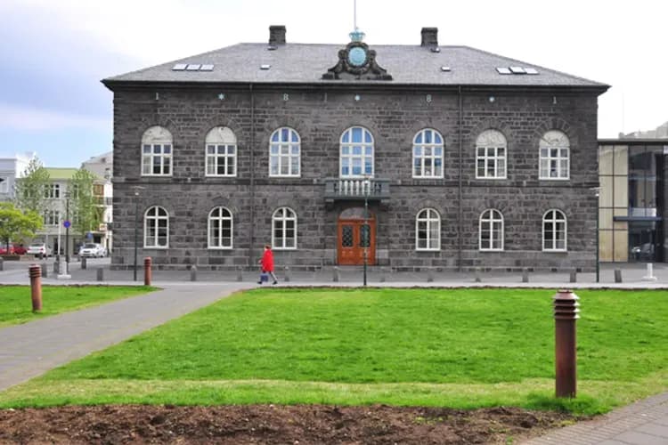 冰島幸福極光～溫泉冰河湖、藍冰洞健行、金環風景線、荷蘭5D飛行遊船10日-9