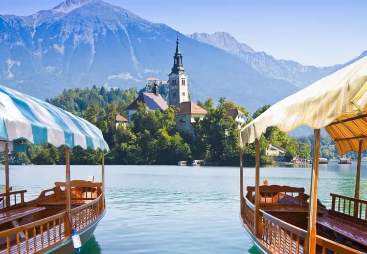 斯洛維尼亞景點布雷德湖手搖船