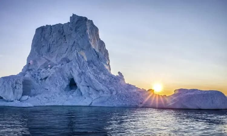 Albatros Arctic Circle 授權提供-午夜峽灣航行(遊船)