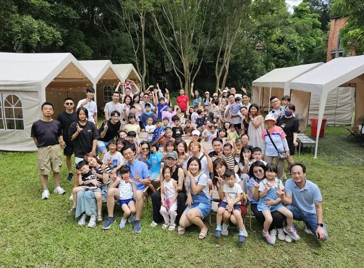 南庄春友彩虹民宿【一泊三食】南庄老街旁 ｜輕露營草皮客廳帳｜ 烤肉套餐｜鬆餅體驗｜早餐｜森林戲水池-12