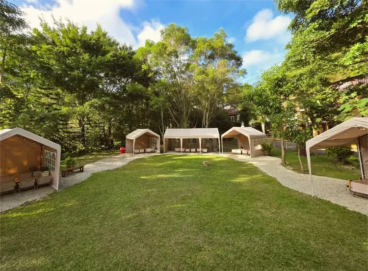 南庄春友彩虹民宿【一泊三食】南庄老街旁 ｜輕露營草皮客廳帳｜ 烤肉套餐｜鬆餅體驗｜早餐｜森林戲水池-3