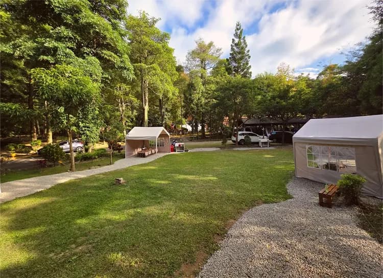 南庄春友彩虹民宿【一泊三食】南庄老街旁 ｜輕露營草皮客廳帳｜ 烤肉套餐｜鬆餅體驗｜早餐｜森林戲水池-10