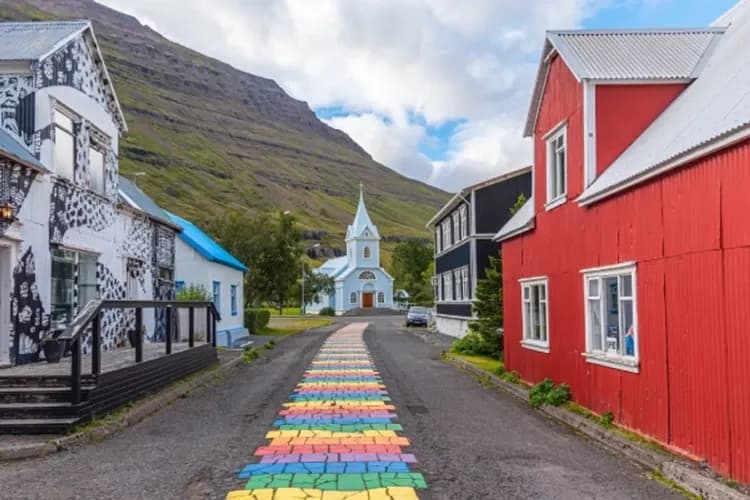 【名人郵輪嘉印號 早鳥享優惠】航向冰與火之島、藍湖溫泉、黃金圈鑽石圈雙圈奇景、羊角村水鄉13日-6