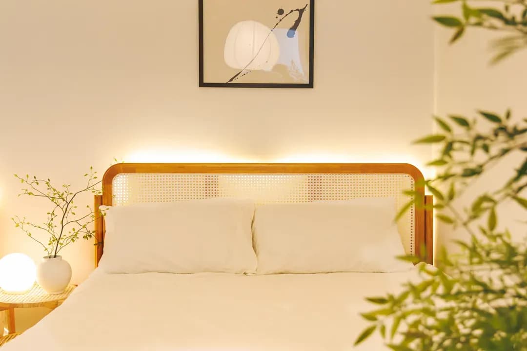 서울-안녕하세요, 저희 서울 샤스테이 숙소에 오신 것을 환영합니다.  저희 숙소는 화려함보다는 편안함과 청결함, 그리고 잘 관리된 공간을 가장 중요하게 생각합니다. 침구는 깊은 숙면을 위해 호텔식 침구를 사용하고 있으며,  어메니티 역시 호스트가 실제로 일상에서 사용하는 제품을 그대로 준비해 두었습니다.  저희 공간에 머무시는 동안 **“정말 깨끗했고, 편안하게 잘 쉬었다”**라는  기억을 남겨드리는 공간이 되고 싶습니다. 머무시는 동안 불편함 없이 조용하고