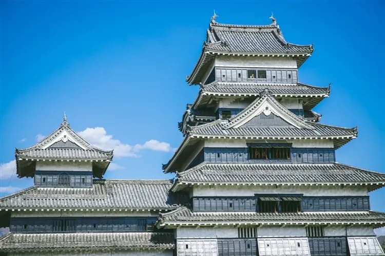輕奢行｜北陸雪月花包車｜春日賞櫻四重奏．松本櫻城藝妓表演．保住櫻凜閣．匠人錫作微醺品酒．夢幻合掌屋．飛驒牛高空夜景美饌｜雙溫泉6日-10