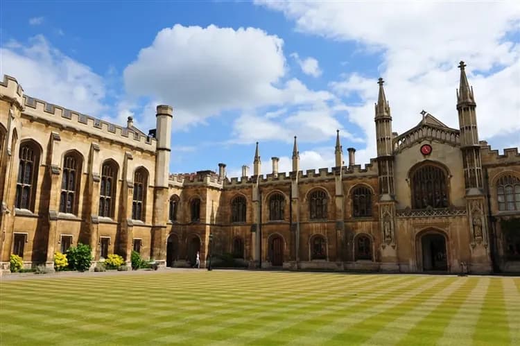 經典英荷比法｜雙博物館．荒原復古火車．北海小漁村．過夜渡輪．比利時古城．花都巴黎．經典遊船．英式下午茶13日