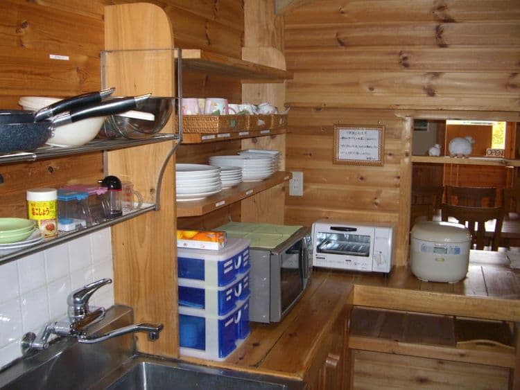 All the cooking utensils are equipped in the kitchen.