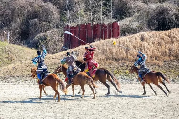 濟州賞櫻∣鹿山路賞櫻花油菜花．秘境賞櫻．古代馬術秀．搭乘英式小火車．童話村主題花園．必吃秘苑人蔘雞(一站購物彩妝)4日|高雄-5