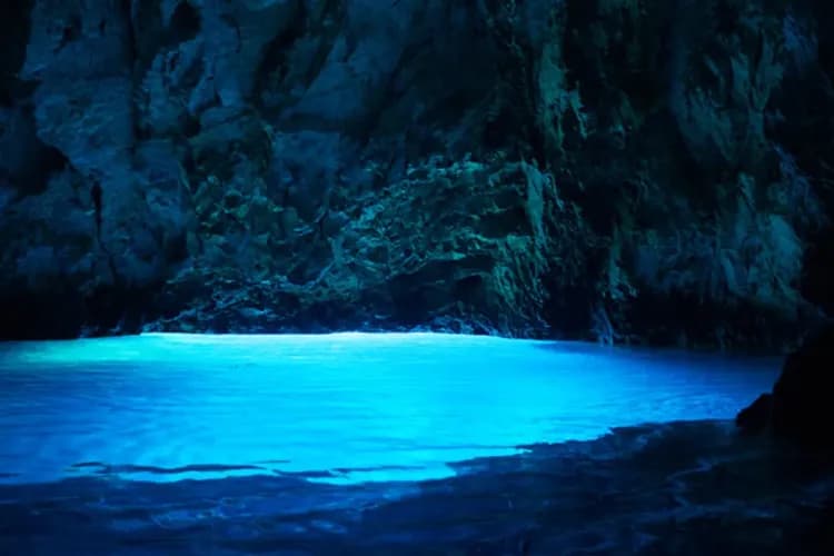 哈瓦島探藍洞