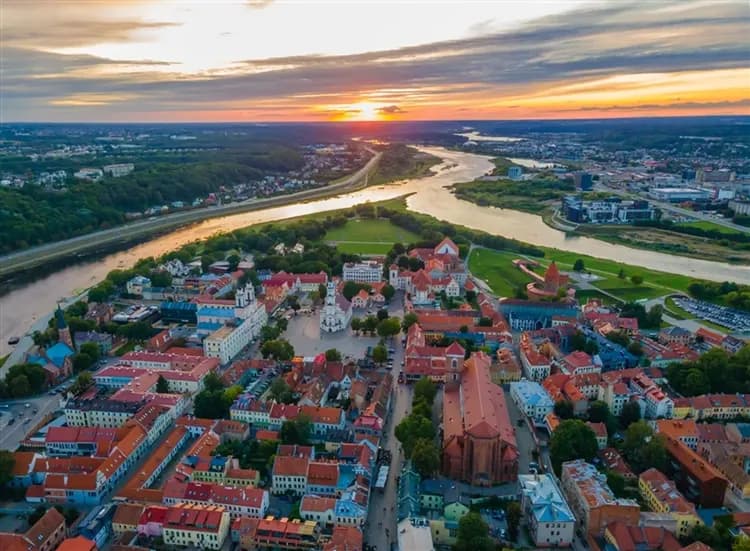 北歐、波羅的海、波蘭五大國｜希特勒狼穴．北歐郵輪．特拉凱湖中城堡．華沙皇家城堡．十字架山．雙點進出(餐全包)10日