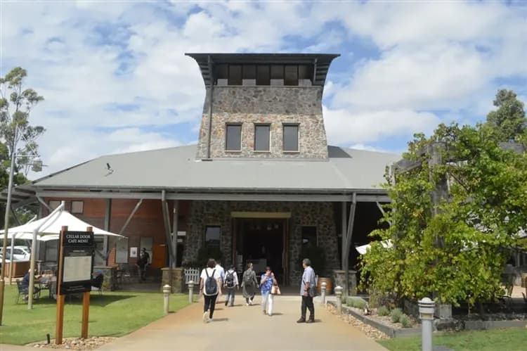 澳洲旅遊｜《小孩不佔床扣一萬》入住海豚島度假村2晚·季節賞鯨·滑沙快感·親餵可愛海豚·擁抱無尾熊·酒莊·黃金親子9日-6