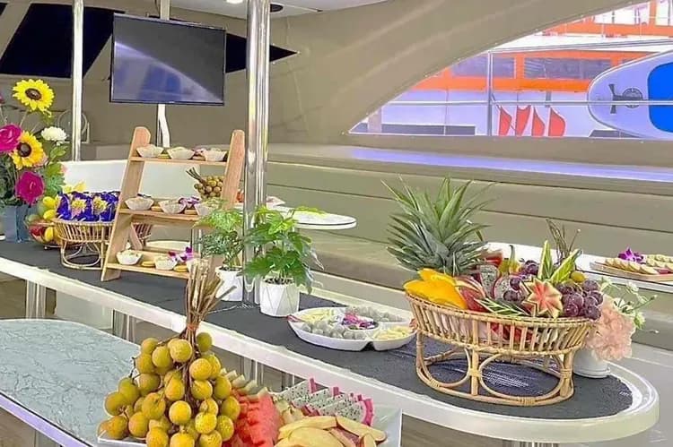 芭達雅：時尚遊艇包船遊(約4小時；專屬DJ派對+BBQ+水上活動)