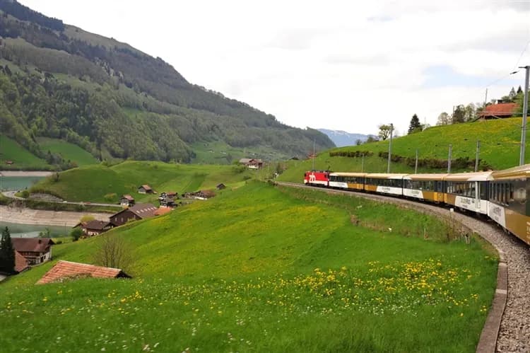 預購折3千｜經典瑞法旅遊｜少女峰．馬特宏峰．白朗峰．黃金列車．亞爾薩斯．二段高鐵．巴黎購物10日-12