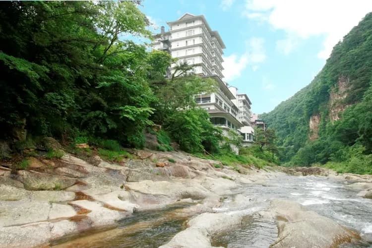 輕奢行│東北獨家浪漫只見SATONO觀光列車│櫻花百選烏帽子山公園&福島會津若松城．日本三景松島．宮城威士忌蒸餾所．星野溫泉5日-14