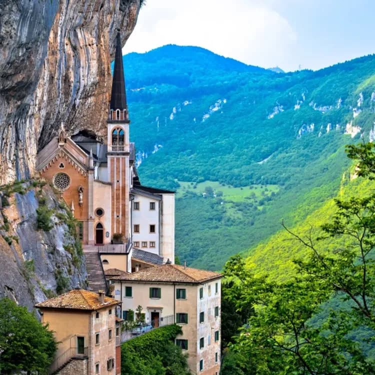 聖母冠冕教堂,懸崖教堂