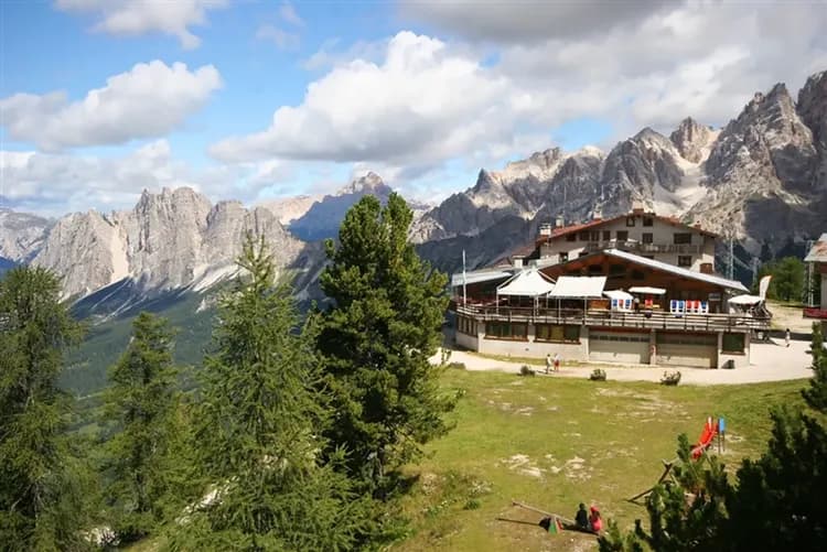 最高省1萬5》旗艦北義│多洛米緹秘境．白朗峰天空之路．富內斯山谷．刀鋒山纜車．三尖峰健行．四大名湖．兩晚五星免小費13日-14