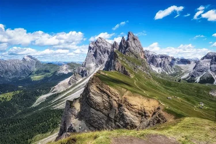 最高省1萬5》旗艦北義│多洛米緹秘境．白朗峰天空之路．富內斯山谷．刀鋒山纜車．三尖峰健行．四大名湖．兩晚五星免小費13日