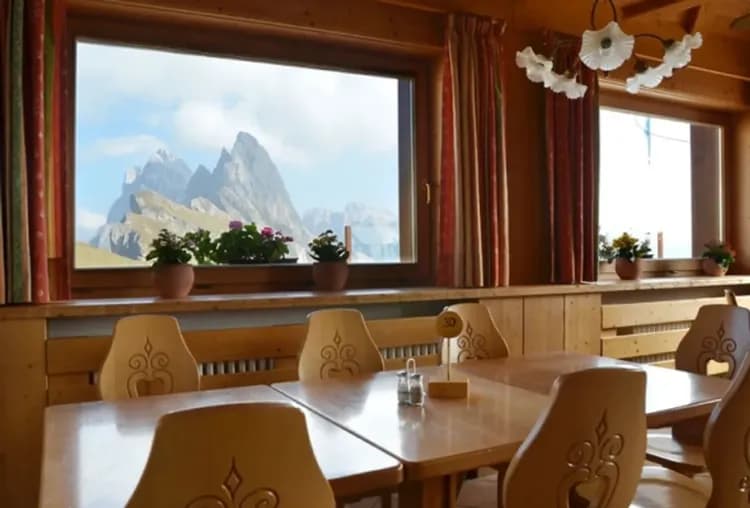 多洛米蒂山屋景觀餐廳