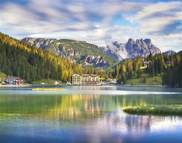 預購折3000│經典南北義│多洛米緹小鎮．密蘇里納湖．拉加佐伊山．湖區輕健行．童話蘑菇村．石窟城馬泰拉．雙高速列車11日-5