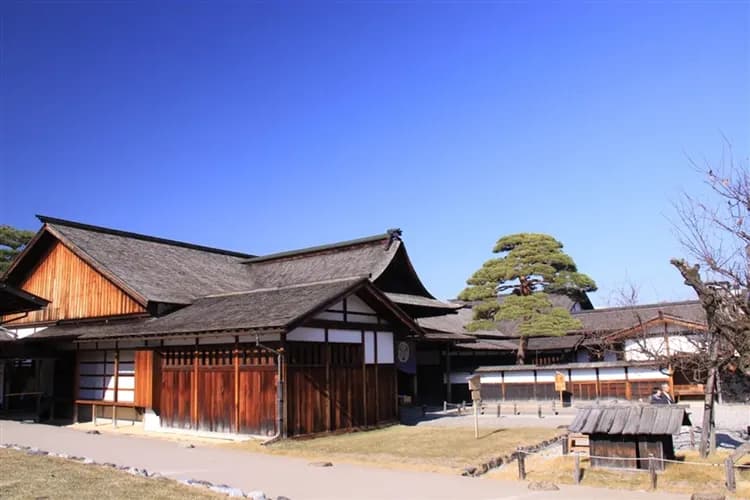 輕奢行｜北陸雪月花包車｜雨晴海岸．秘境奈良井宿．匠人錫作微醺品酒．童話合掌村．飛驒牛美饌．高山朝市｜雙溫泉6日-12