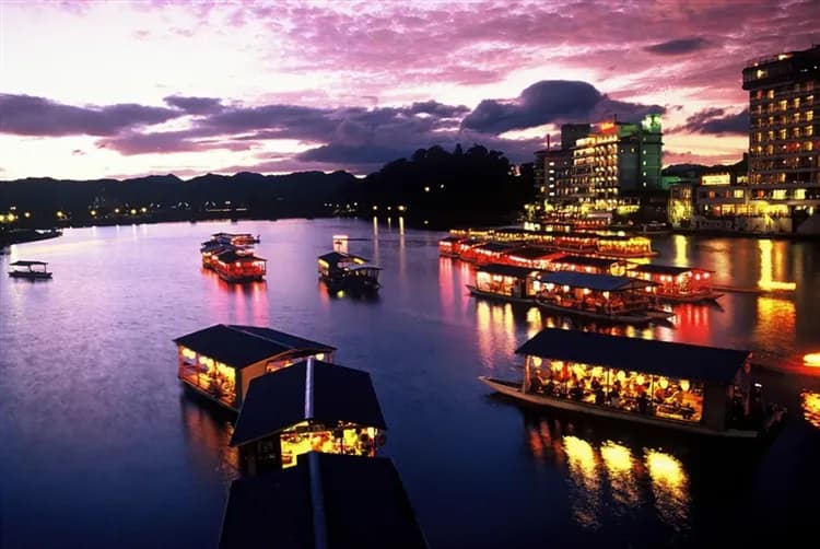 好友搶購九州｜屋形船會席饗宴．萌熊電鐵．湯布院~金鱗湖．太宰府天滿宮．柳川遊船．溫泉五日【高雄直飛】