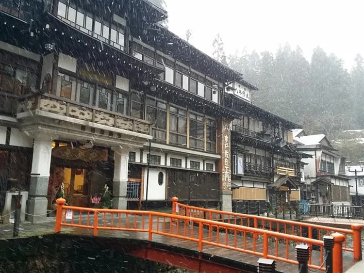 好食在東北旅遊|銀山溫泉街.五色沼.檜原湖遊船.鶴城.日本三大合掌村~大內宿.金蛇水神社.牛舌餐.採果.溫泉五日