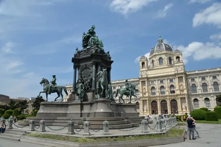 維也納都會遊俠～熊布朗宮花園、徜徉音樂之都、首都四晚連泊、OUTLET購物七日-5