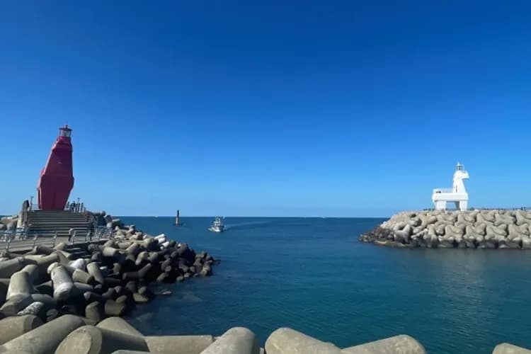 梨湖紅白馬小燈塔