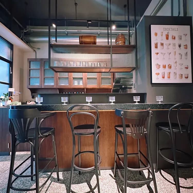 台南包棟酩宿｜6-12人包棟、調酒/電麻/KTV/酒吧風、近台南火車站-4