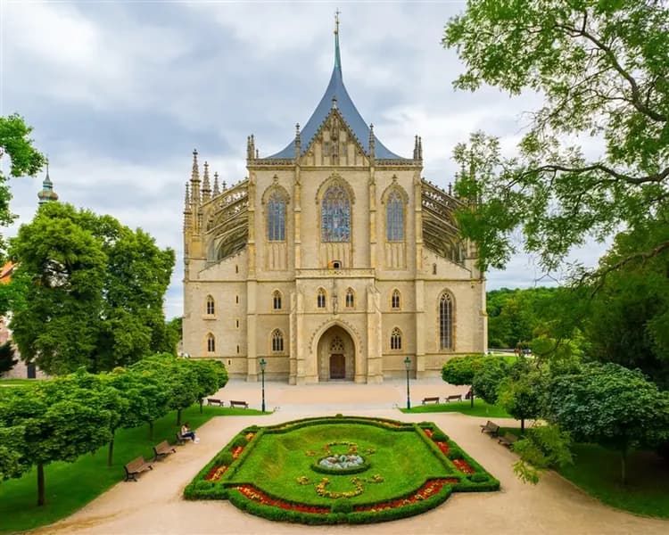 春遊折2000｜奧捷10日｜哈修塔特真善美景點,薩爾茲堡,布拉格城堡,庫倫諾夫,伏爾塔瓦河遊船百匯