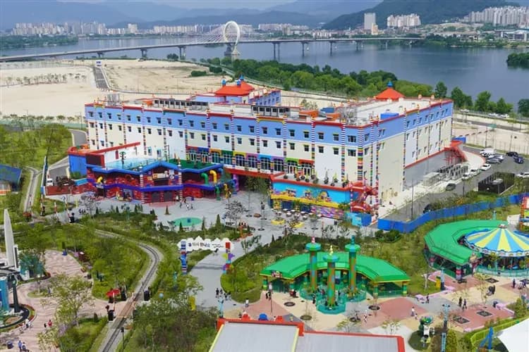 暑假玩一波｜近明洞飯店｜懂玩樂天三主題．積木天堂樂高樂園．拉麵DIY體驗館．韓服遊古宮．月尾海鷗船(一站彩妝)五日｜高雄