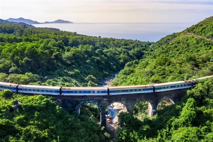 越南旅遊｜中越.海雲號懷舊觀光列車.順化古都.會安古鎮.巴拿山法國山城六日｜台中出發-6